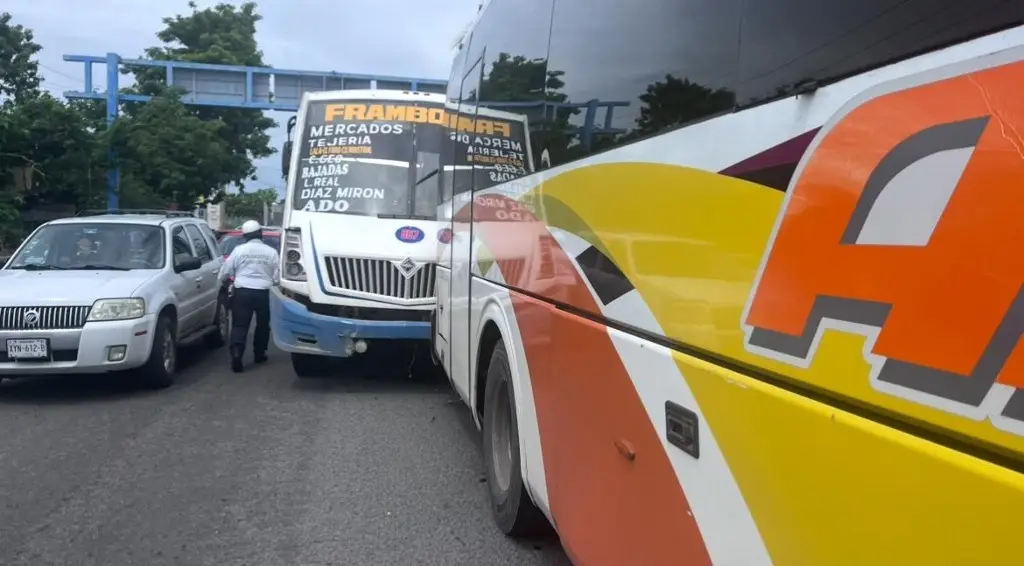 Imagen Camión de la ruta Framboyanes choca por alcance con AU en la zona de la boticaria