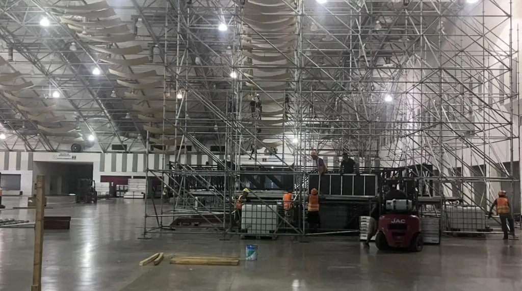 Imagen Comienza la instalación del escenario para los conciertos del carnaval en el WTC de Boca del Río 