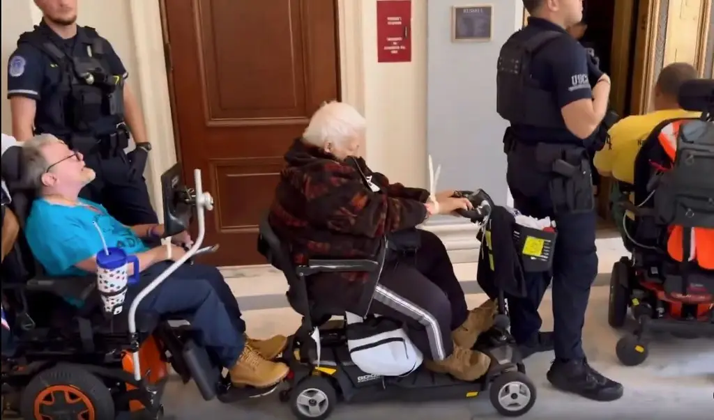 Imagen Esposan a ancianos en silla de ruedas frente al Capitolio de EU; protestaban contra cortes presupuestarios