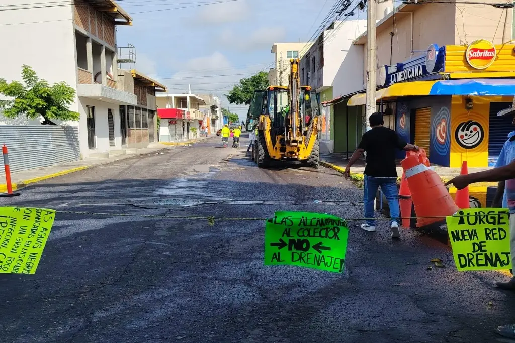 Imagen Vecinos bloquean avenida de la colonia Manuel Nieto. Esto 'les afecta' 