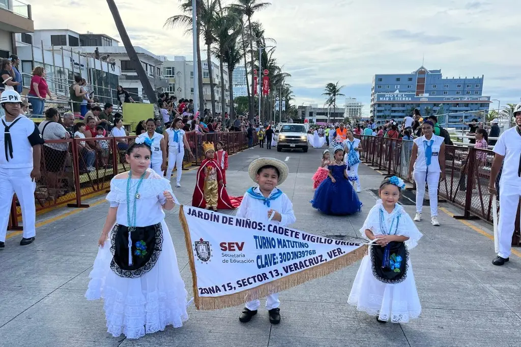 Imagen Con coloridos vestuarios, niños participan en el desfile infantil del Carnaval de Veracruz