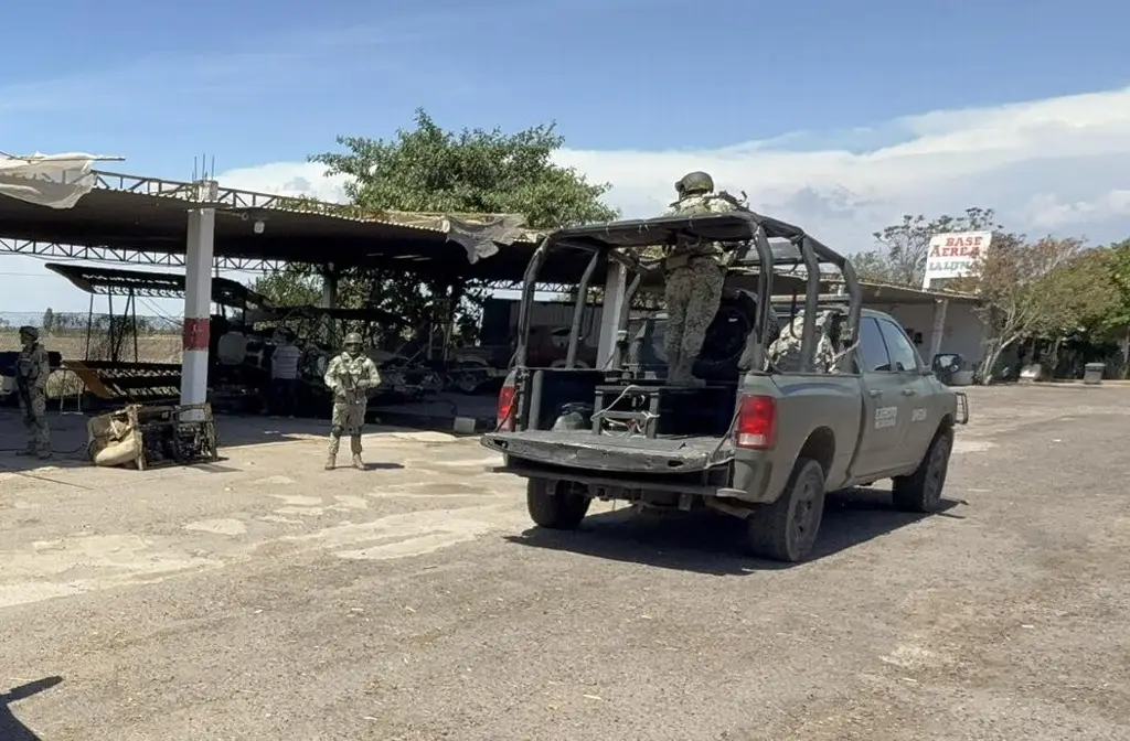 Imagen Balean e incendian avioneta usada para fumigar campos agrícolas en Sinaloa