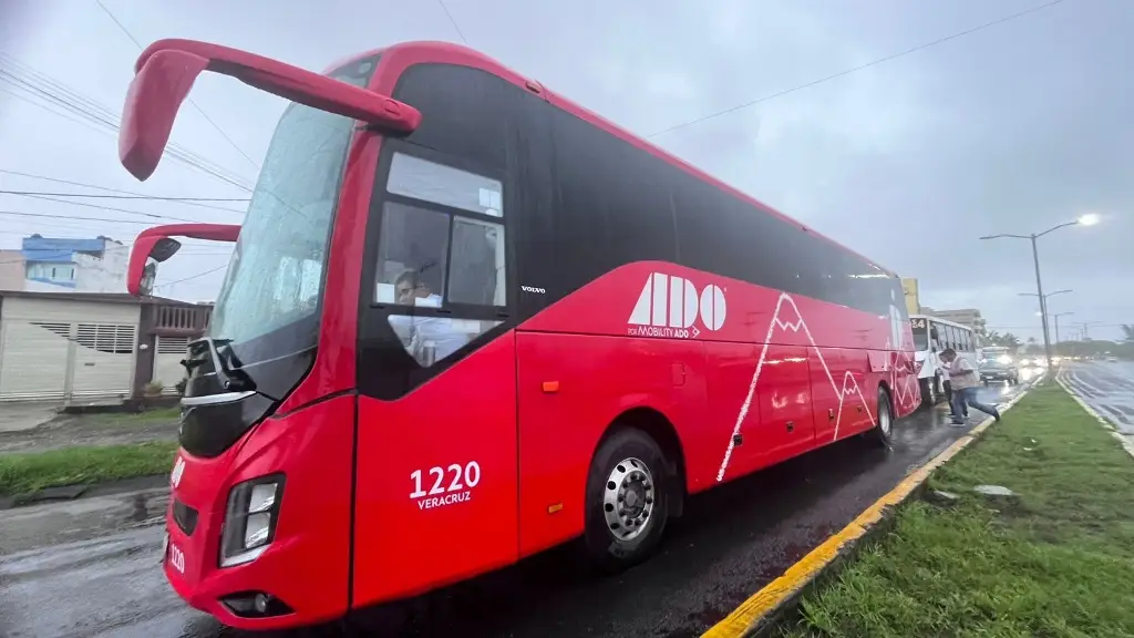Imagen Accidente entre 2 autobuses en avenida Cuauhtémoc deja 2 lesionados