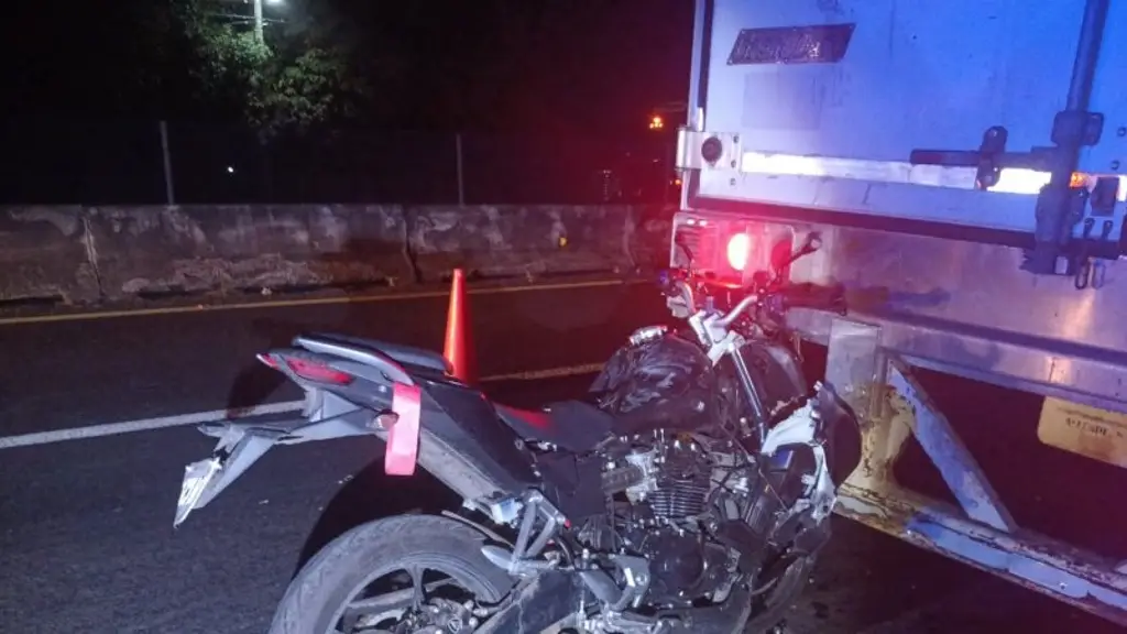 Imagen Motociclista se incrusta en camión de carga en la Tamarindo-Cardel