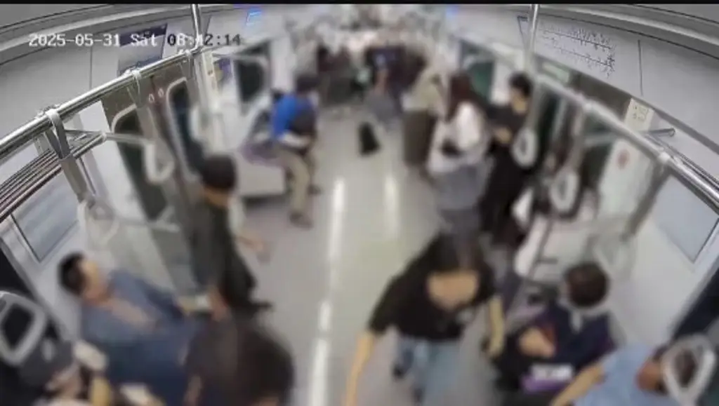 Imagen Enfurecido por su divorcio, roció gasolina y prendió fuego a vagón del metro en Seúl (+Video)