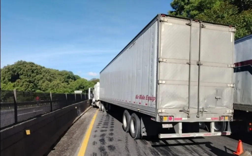 Imagen Cuatro lesionados en choque de tráiler y autobús en la autopista Orizaba-Puebla