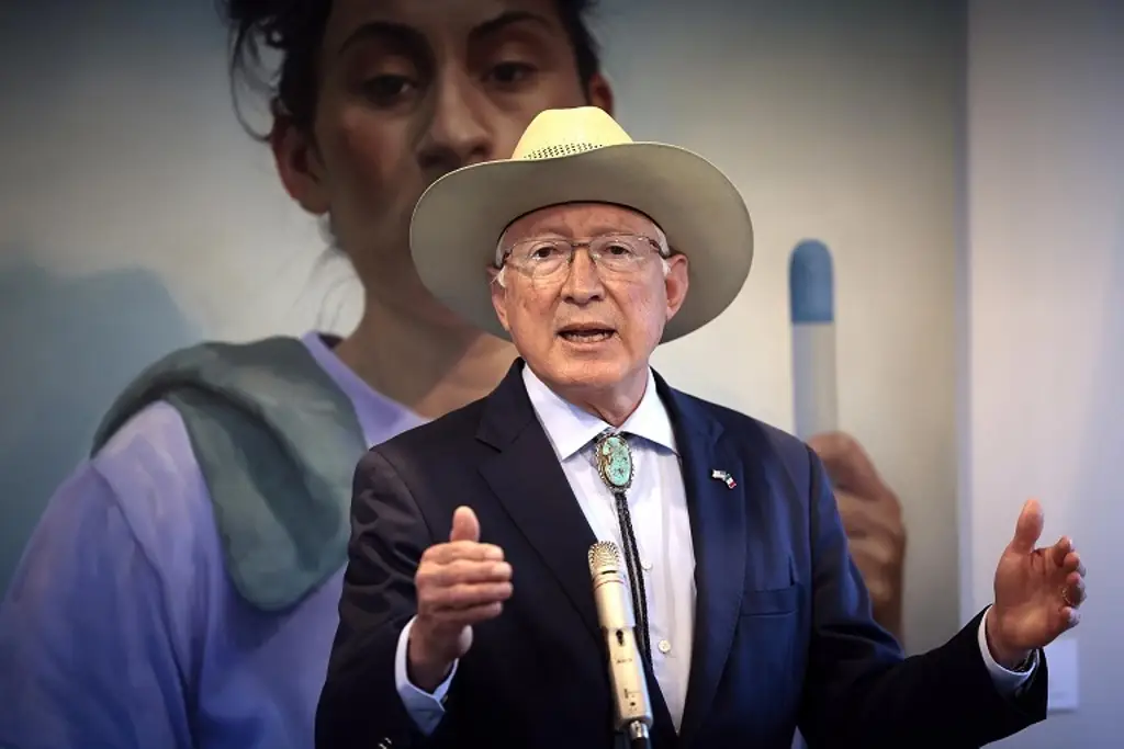 Imagen Ken Salazar califica como 'falta de respeto' el poner a México en lista de países enemigos