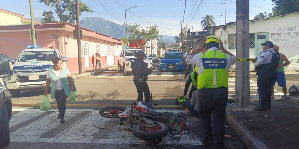 Imagen Matrimonio en motocicleta es impactado por auto particular, mujer resulta lesionada