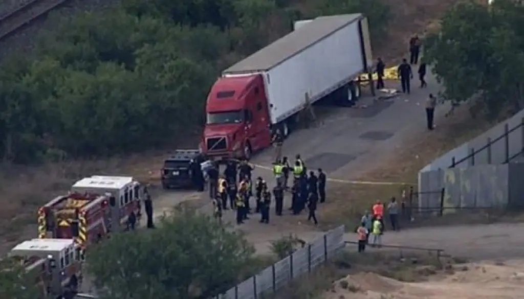 Imagen Condenan a dos hombres por muerte de 53 migrantes en la caja de un tráiler en EU