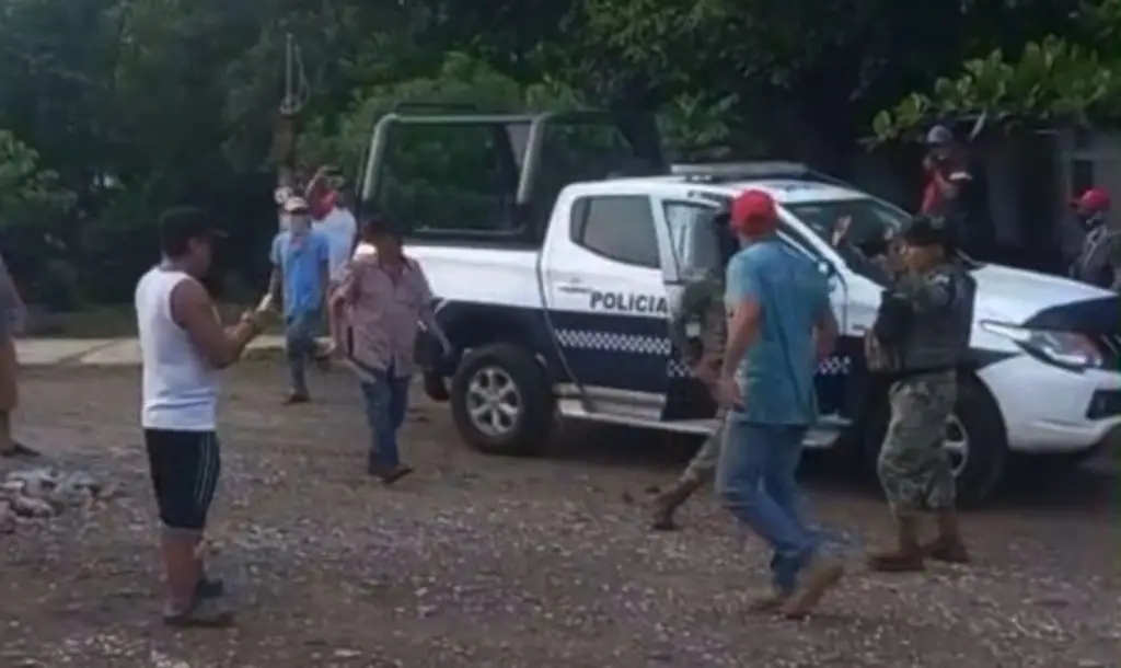 Imagen Pobladores agreden a elementos de la Marina para evitar detención en Omealca, Veracruz