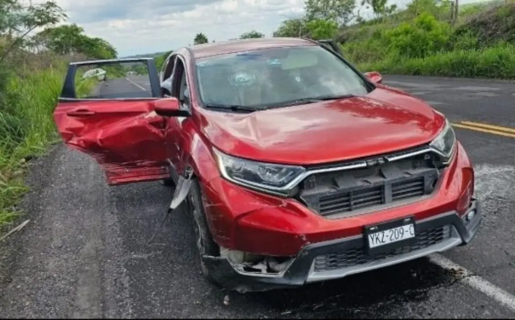 Imagen Hieren a balazos a taxista en carretera de Veracruz tras presunto intercambio de disparos