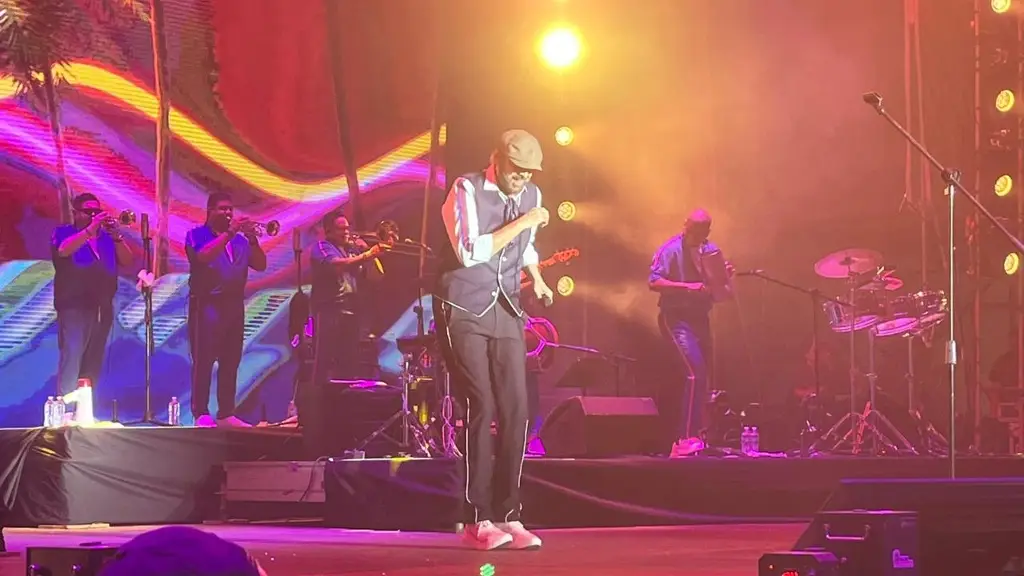 Imagen En primer masivo del Carnaval de Veracruz 2025, Juan Luis Guerra hizo burbujas de amor por donde quiera