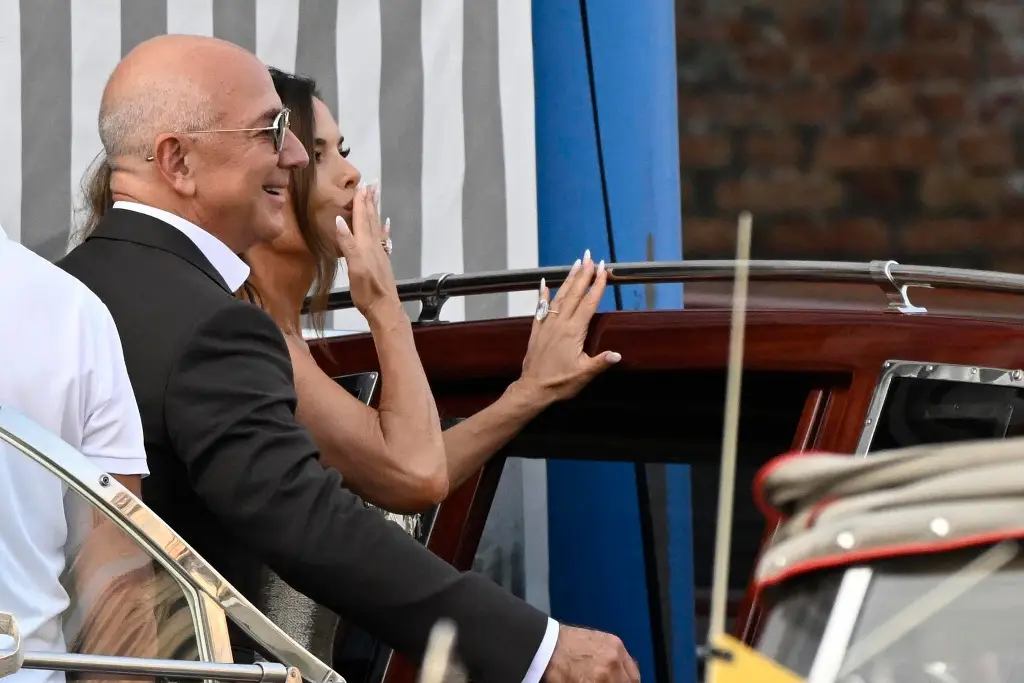 Imagen Jeff Bezos y Lauren Sánchez se dan el 