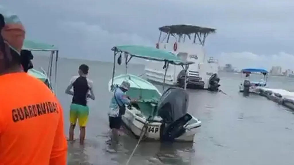 Imagen Se hunde lancha de turismo con pasajeros en playas de Veracruz 