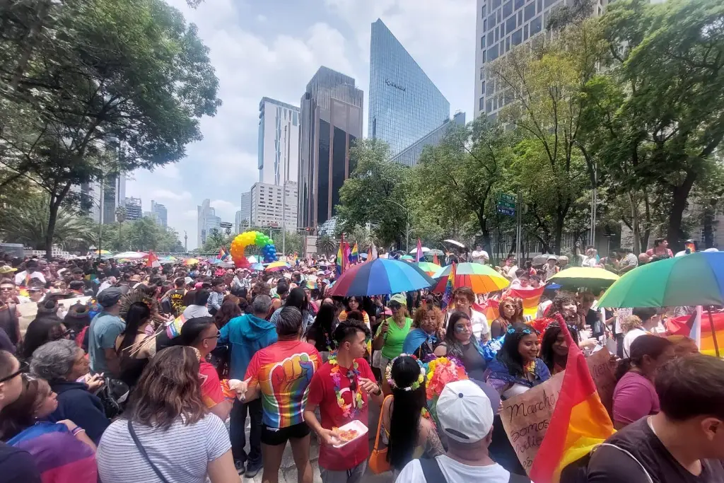 Imagen Primeros contingentes avanzan en Marcha del Orgullo LGBTQ+ en CDMX