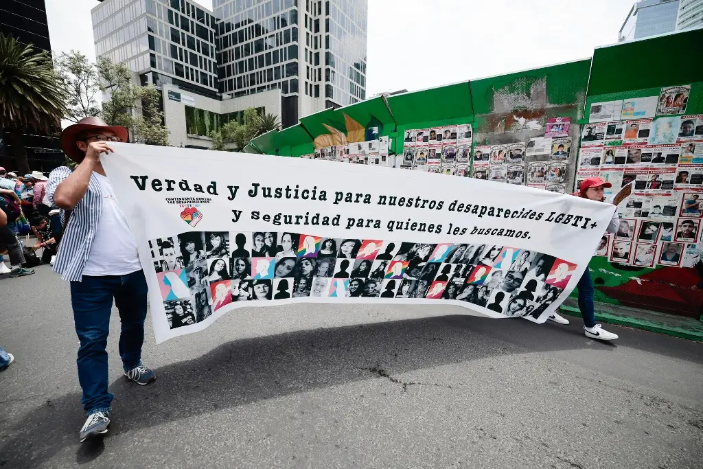 Imagen Exigen justicia para trans, migrantes y desaparecidos en 'Marcha del Orgullo' en CDMX 