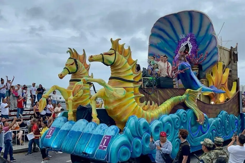 Imagen Con lluvia y en tiempo récord, se realizó el primer desfile del Carnaval de Veracruz