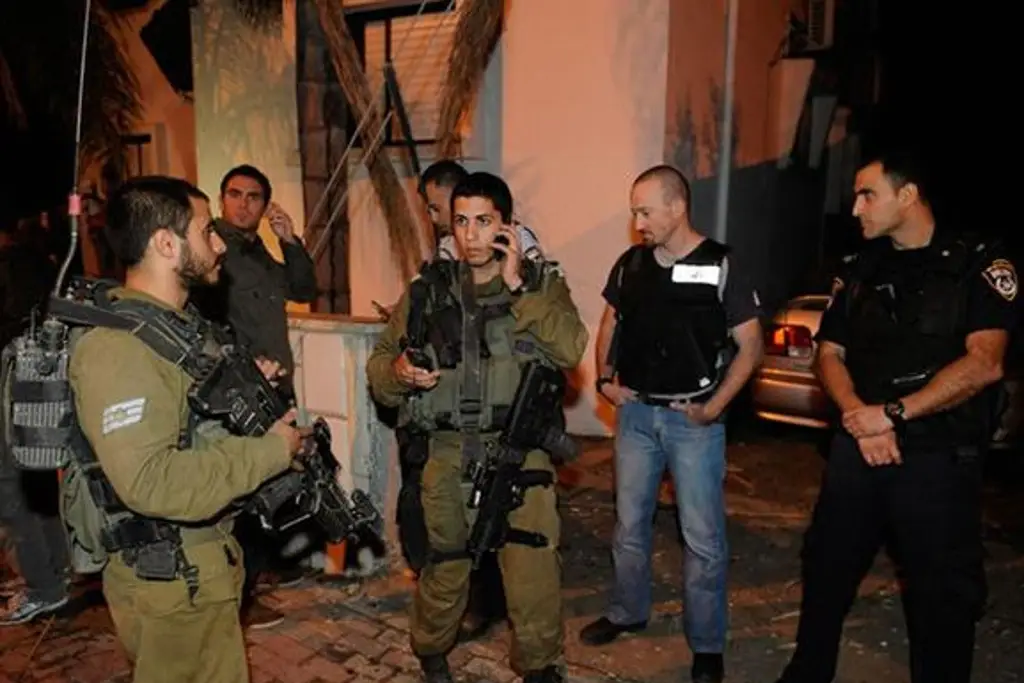 Imagen Colonos israelíes vestidos de militares agreden a palestinos en el sur de Cisjordania