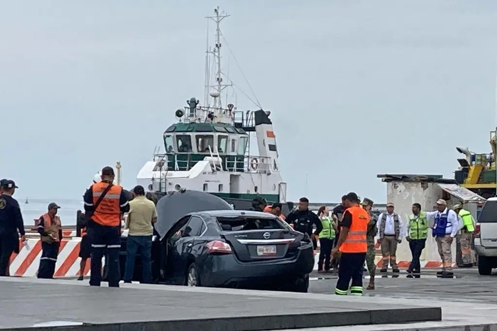 Imagen Extraen auto que cayó al mar de Veracruz; mueren 2 personas