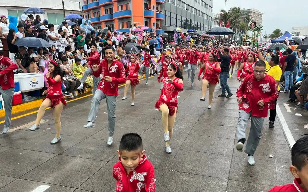 Imagen Encantados con el Carnaval de Veracruz, turistas de Guanajuato prometen regresar con más gente