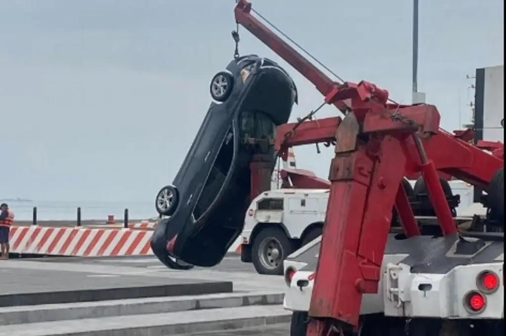 Imagen Identifican a mujer que falleció tras caída de auto al malecón de Veracruz