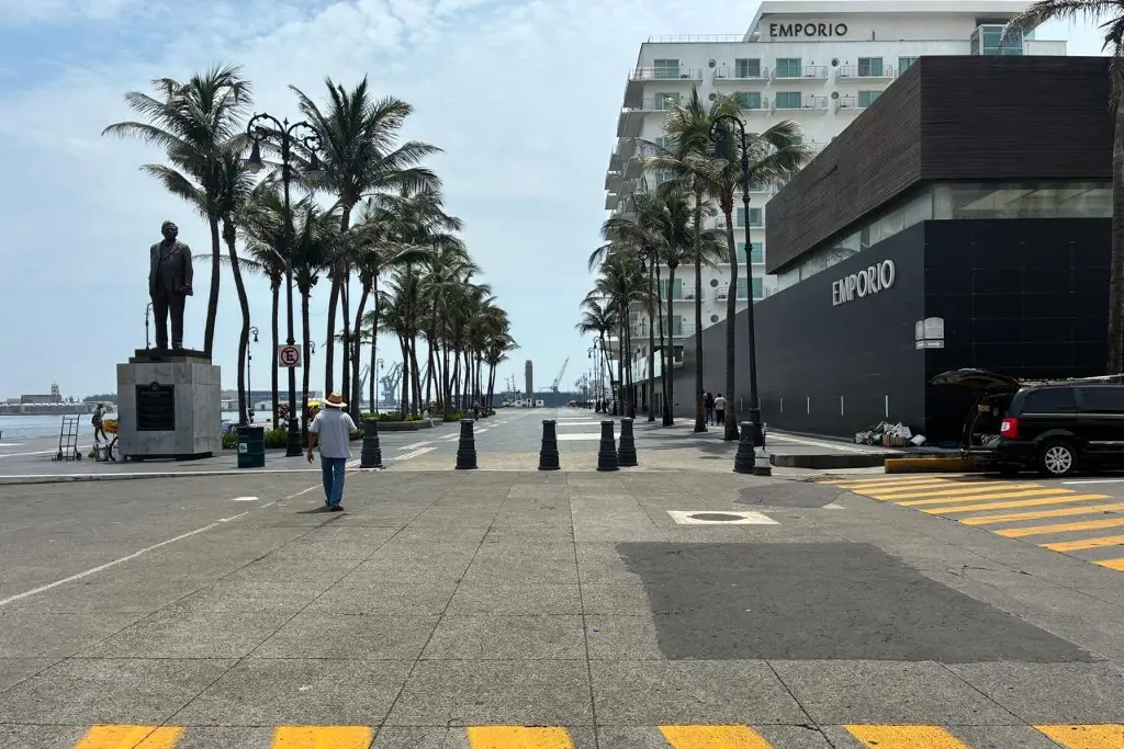 Imagen Por este lado entró al malecón de Veracruz el carro que se fue al mar