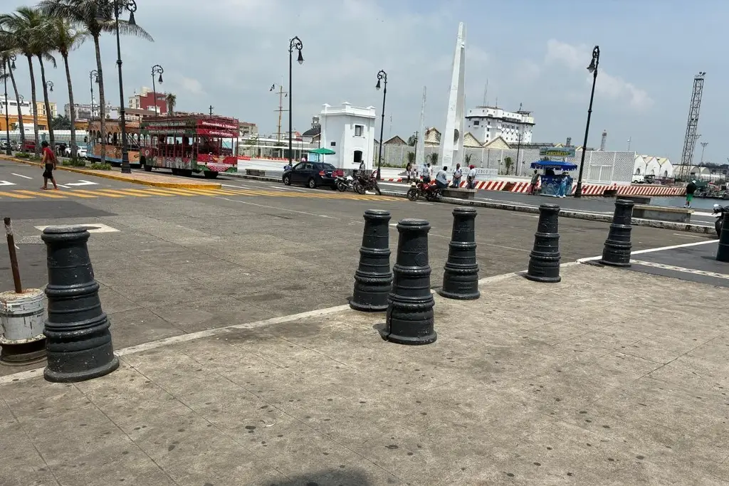 Piden vigilancia y orden con bolardos en acceso al malecón de Veracruz