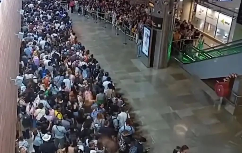 Imagen Caos en aeropuerto de Barajas, en España, filas interminables y vuelos perdidos