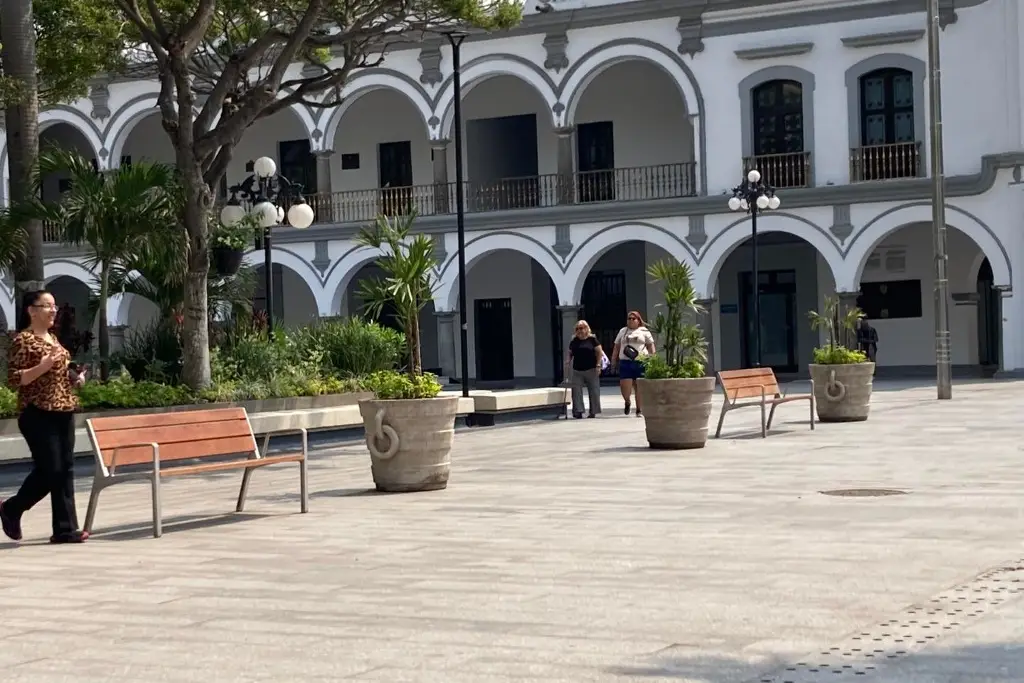 Imagen ¿Cuándo colocarán las 'bancas Veracruz' en el Zócalo de la ciudad?