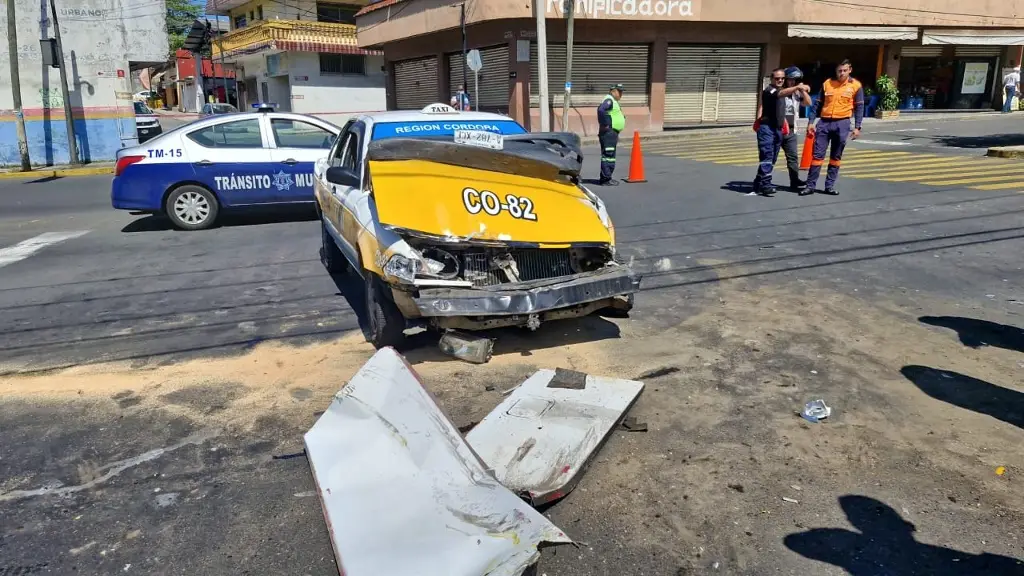 Taxi contra autobús urbano en pleno centro de Córdoba