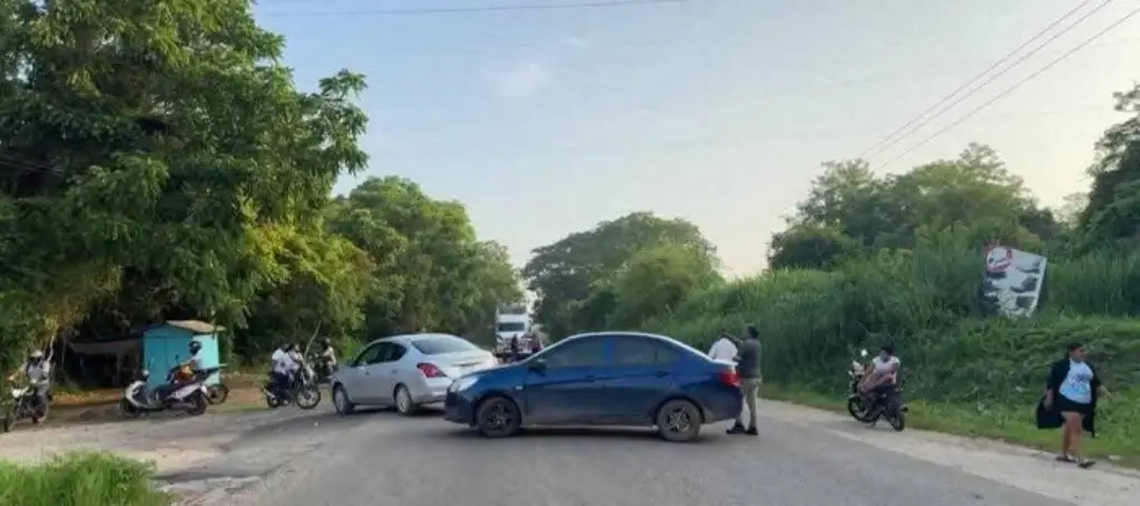 Imagen Bloquean la carretera Costera del Golfo en demanda de restablecimiento de luz en Acayucan