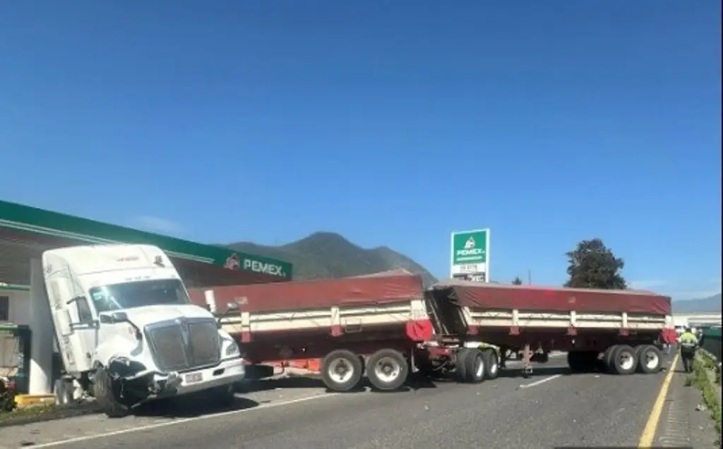 Imagen Cierran la autopista Ciudad Mendoza-Córdoba, tráiler casi se estrella contra gasolinera