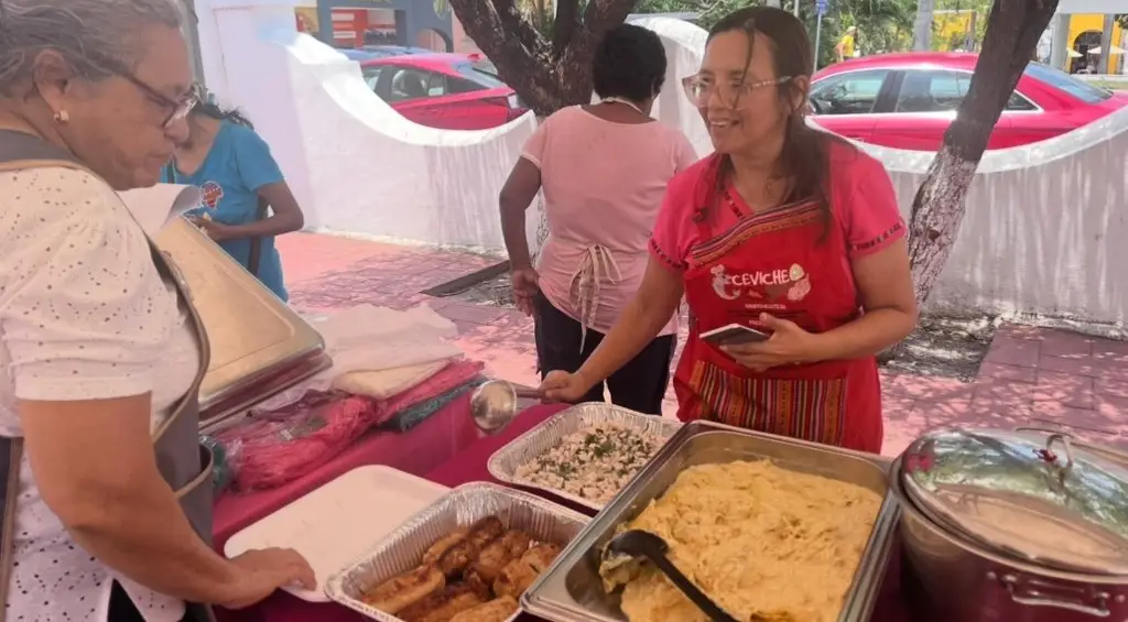 Imagen Realizan muestra gastronómica peruana en el atrio de la parroquia de Santa Ana en Boca del Río 