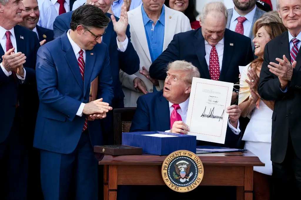 Imagen Ya es ley: Trump firma decreto del Plan Fiscal, que aumenta presupuesto a ICE y pone impuesto a remesas