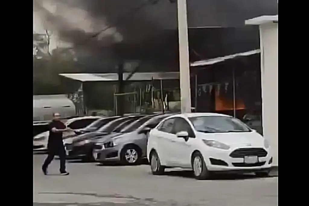 Imagen Deja 4 muertos y vehículos incendiados ataque a negocio en Monterrey