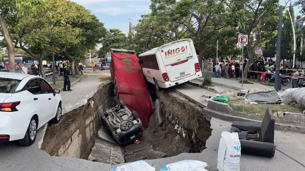 Imagen Tremendo socavón en Guadalajara, caen 3 autos; un bebé, entre los lesionados