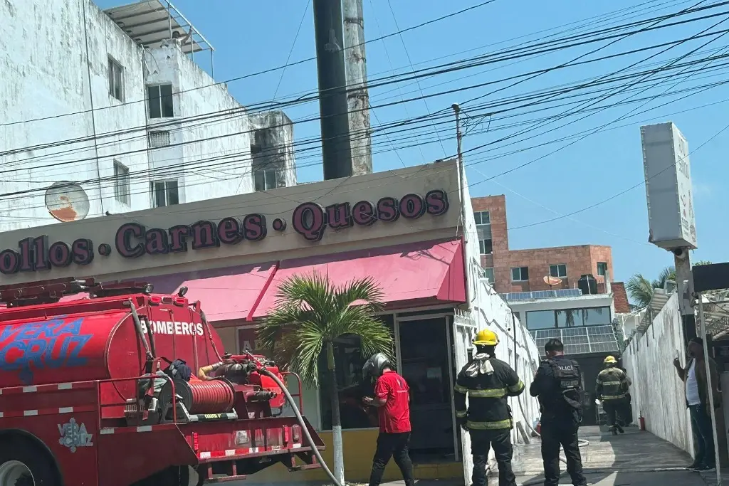 Se prende chimenea en pollería de Veracruz 
