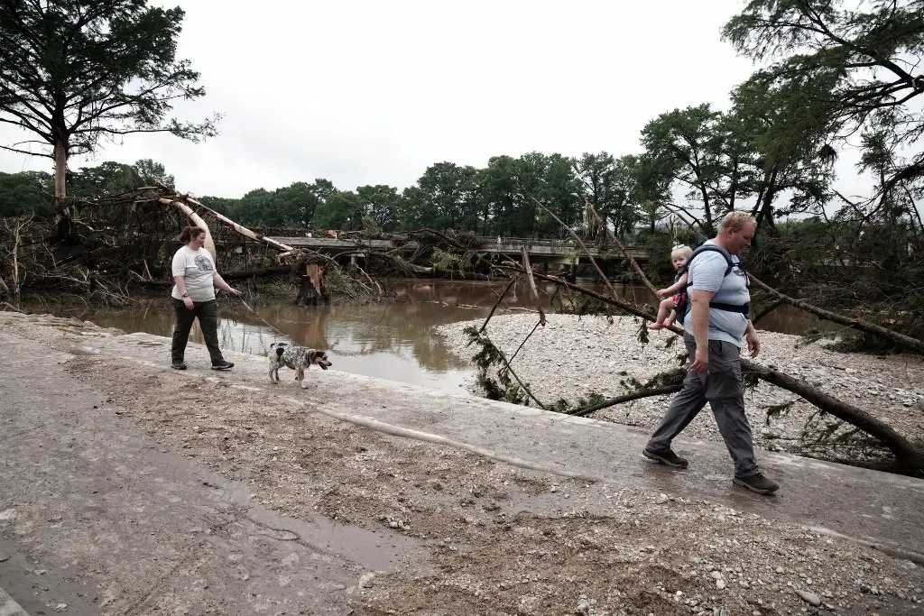 Suman 32 muertos por inundaciones en Texas