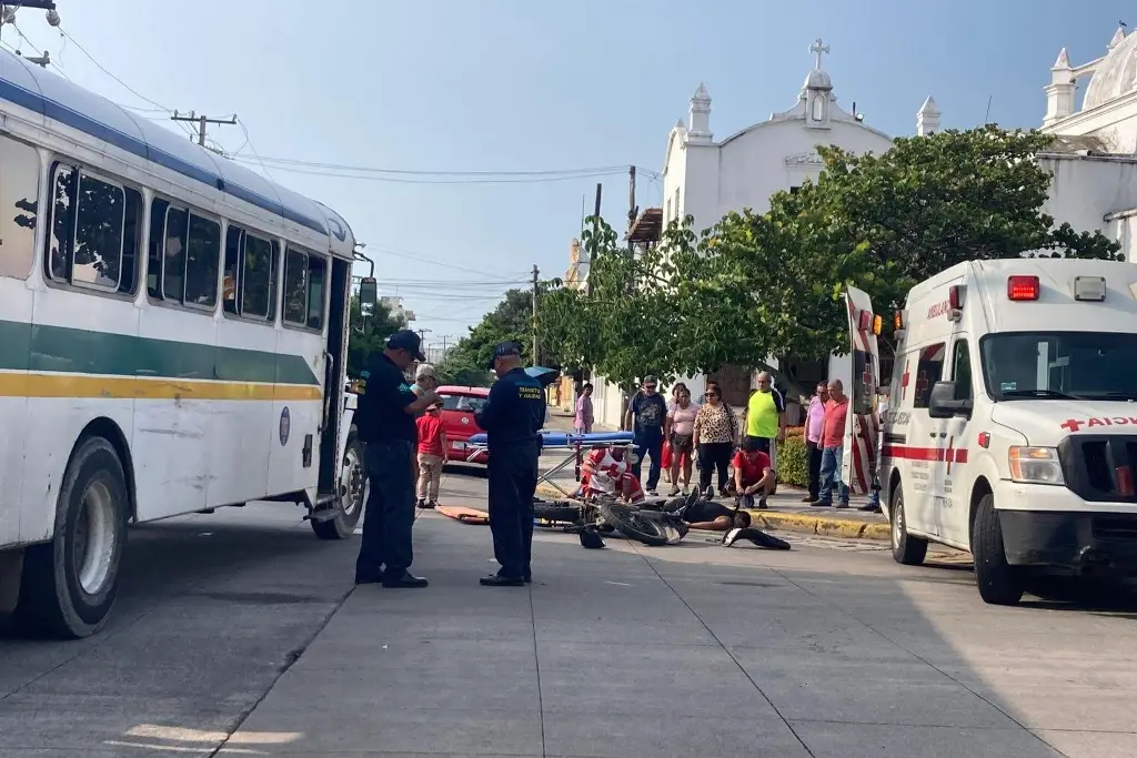 Imagen Accidente deja dos lesionados en Veracruz; un niño iba a bordo en la moto