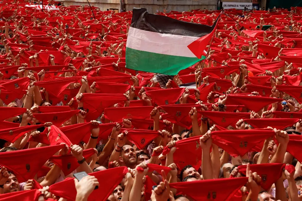 Imagen Con el grito de 'Palestina libre', dan inicio las Fiestas de San Fermín en Pamplona, España