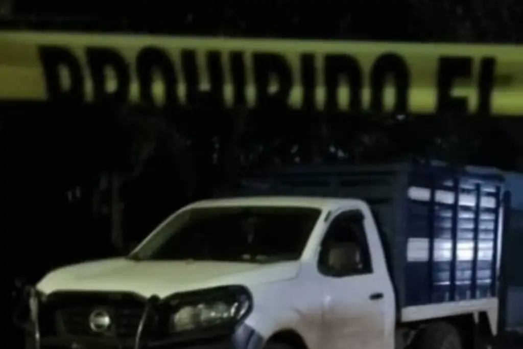 Imagen Camioneta derribó postes de luz en colonia de Veracruz y dejó sin energía eléctrica a habitantes