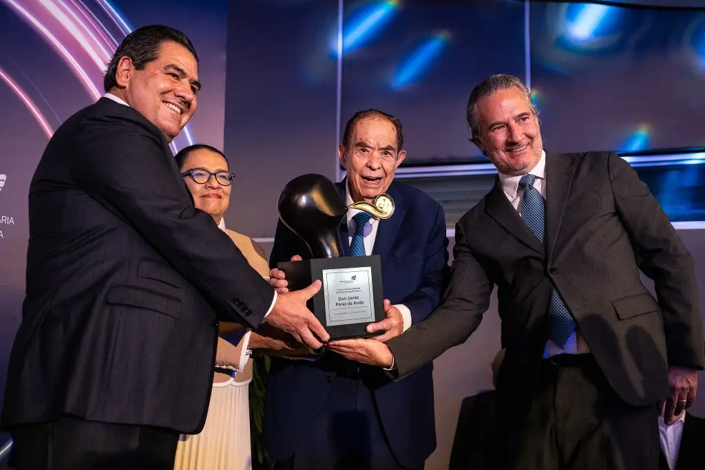 Javier Pérez de Anda recibe el Premio Nacional de la Comunicación 