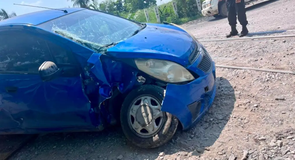 Imagen Vehículo se queda parado en las vías y lo arrastra el tren en Veracruz 