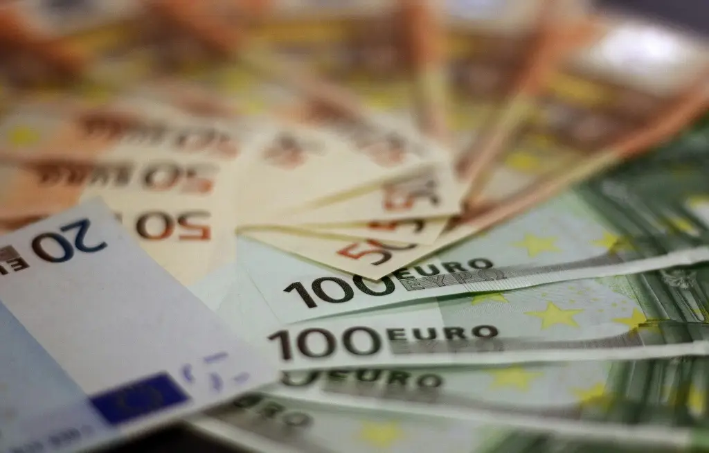 Imagen El euro cae por debajo de 1,17 dólares por incertidumbre comercial 