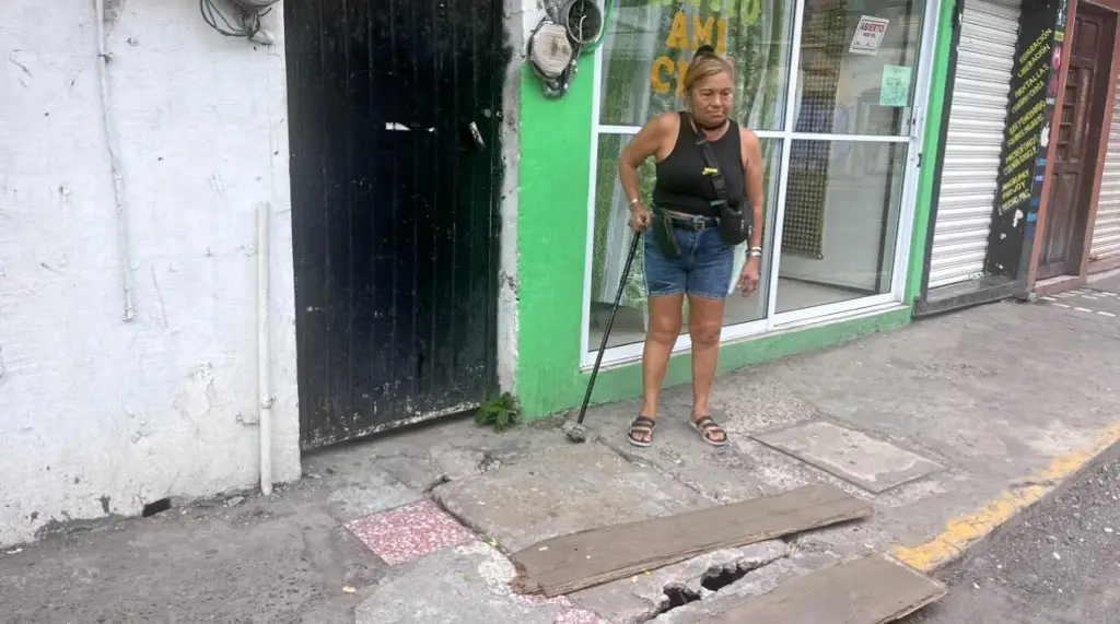 Imagen Piden ayuda para que destapen drenaje en calles del centro de Veracruz 