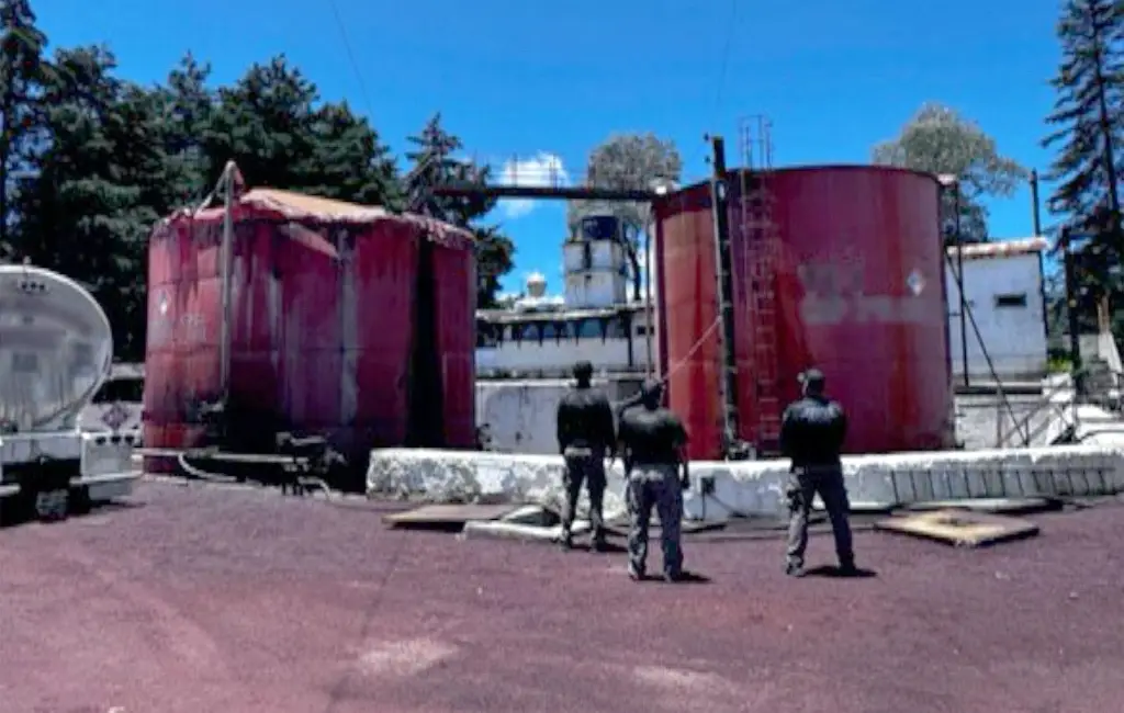 Imagen FGR asegura 933 mil litros de hidrocarburo y 64 vehículos en Las Vigas, Veracruz 