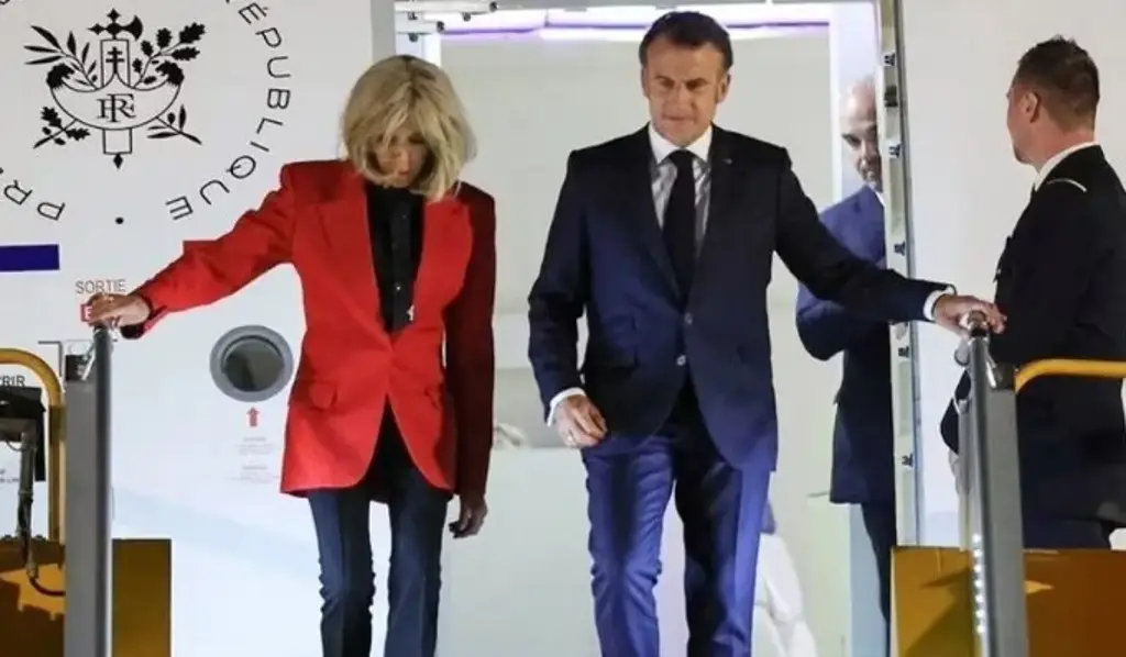 Imagen ¿Lo ignoró? Esposa de presidente de Francia le niega dar la mano al bajar de avión (+Video)