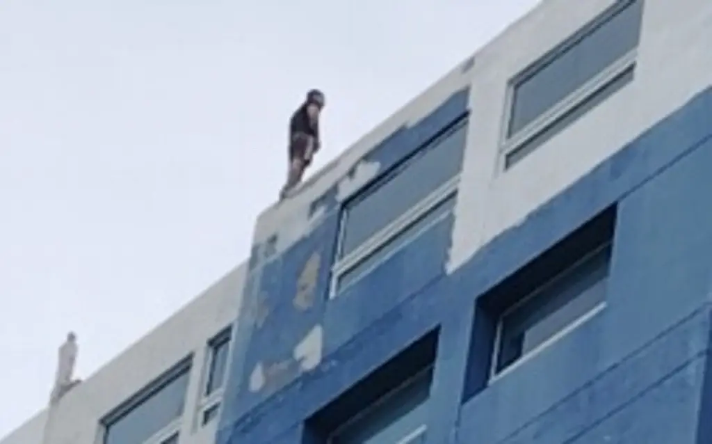 Imagen Hombre amenaza con aventarse de edificio de departamentos en Boca del Río
