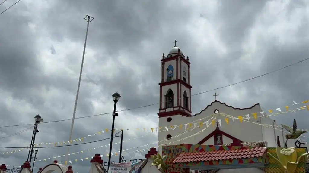 Imagen Suspenden ceremonia de voladores en Papantla por daños en la estructura metálica
