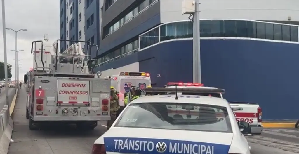 Imagen Salvan a hombre de aventarse de edificio en Boca del Río; reabrirán circulación 